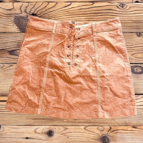 Forever 21 Women’s Size Medium Tan Suede Zippered Mini Skirt •Lace-Up Front NWOT - Picture 6 of 15